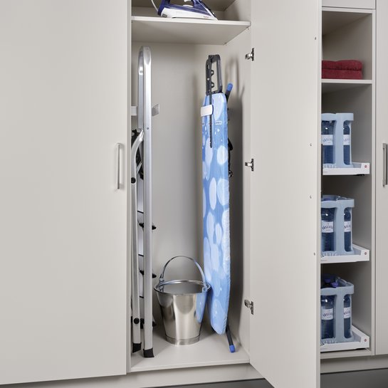 Hochschrank für Bügelbrett und Leitern mit Halterung, darüber Regalböden..