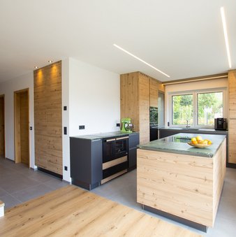 Inselküche in kiefer antik kombiniert mit Unterschränken in carbon metallic