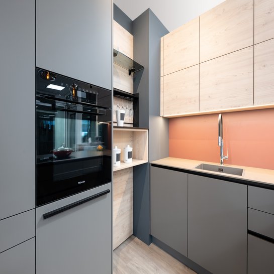 Der Backofen wurde hochgestellt in die Hochschrankzeile integriert.