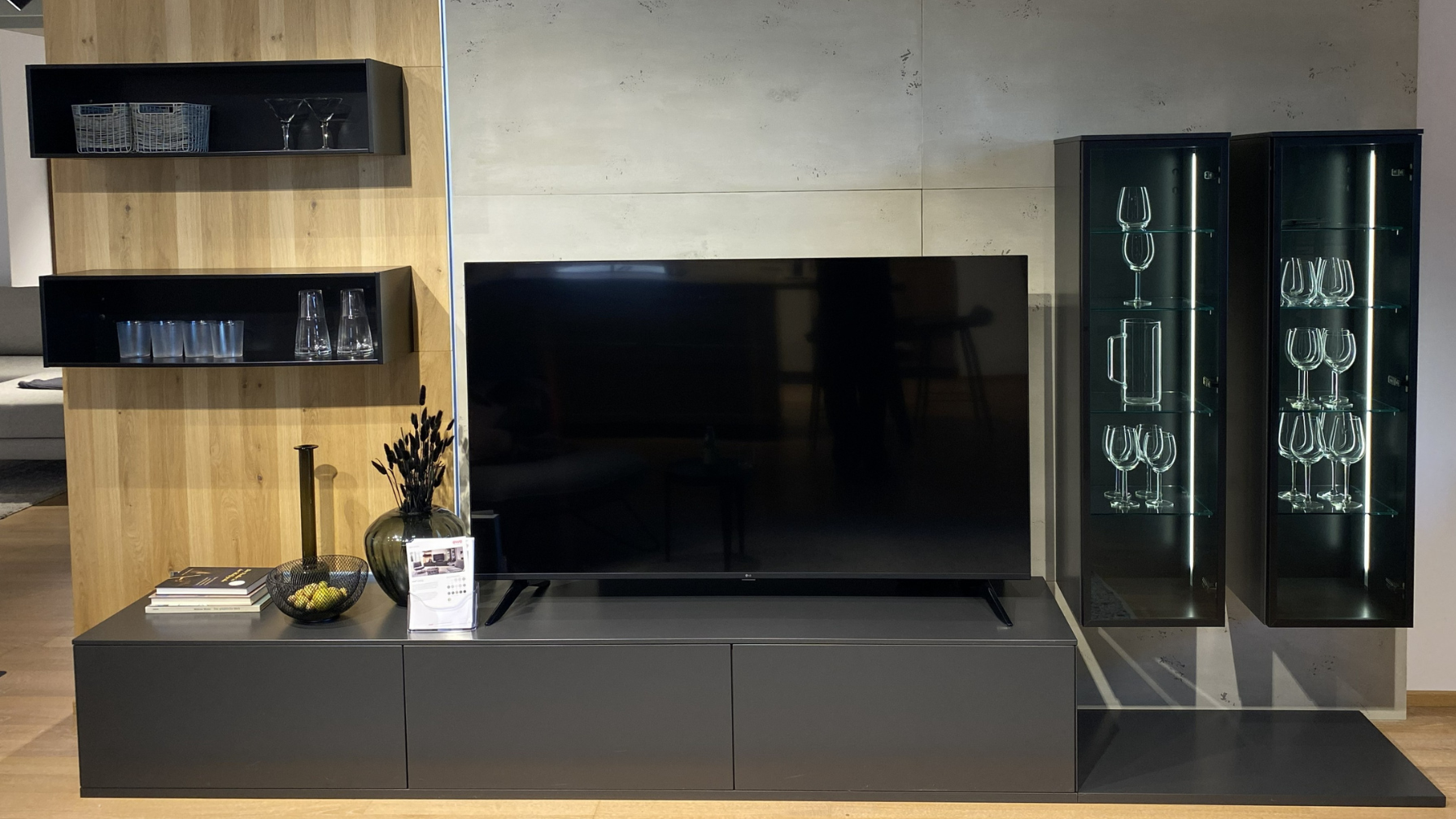 Ausstellungsküche im Abverkauf | Wohnzimmer inspiriert an ewe50 in orion | ewe Schauraum
