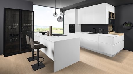 Moderne ewe Küche in weiß mit supermatter reinigungsfreundlicher ewe nanoo® Oberfläche