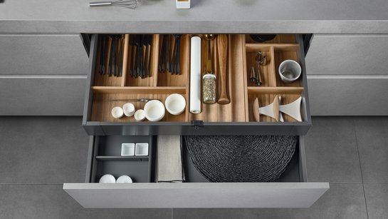 Besteckeinsatz-Kombination inklusive Messerhalter in offener Küchenschublade