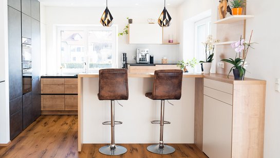 Offenes Stellregal neben dem Oberschrank für persönliche Accessoires.