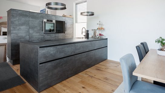 Inselküche im Industrial Style metall grau mit schwarzen Griffmulden