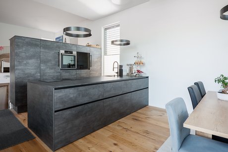 Inselküche im Industrial Style metall grau mit schwarzen Griffmulden