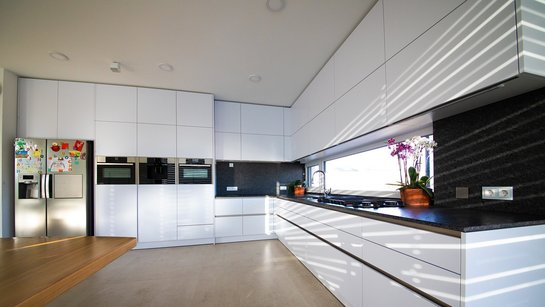 Die Hochschränke in dieser Küche wurden deckenhoch eingebaut, um viel Stauraum zu schaffen.