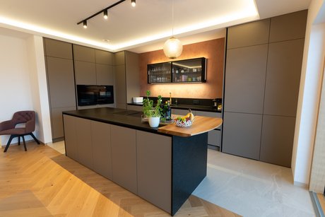 Reduzierte Eleganz trifft auf praktische Details für einen stilvollen Küchenalltag.