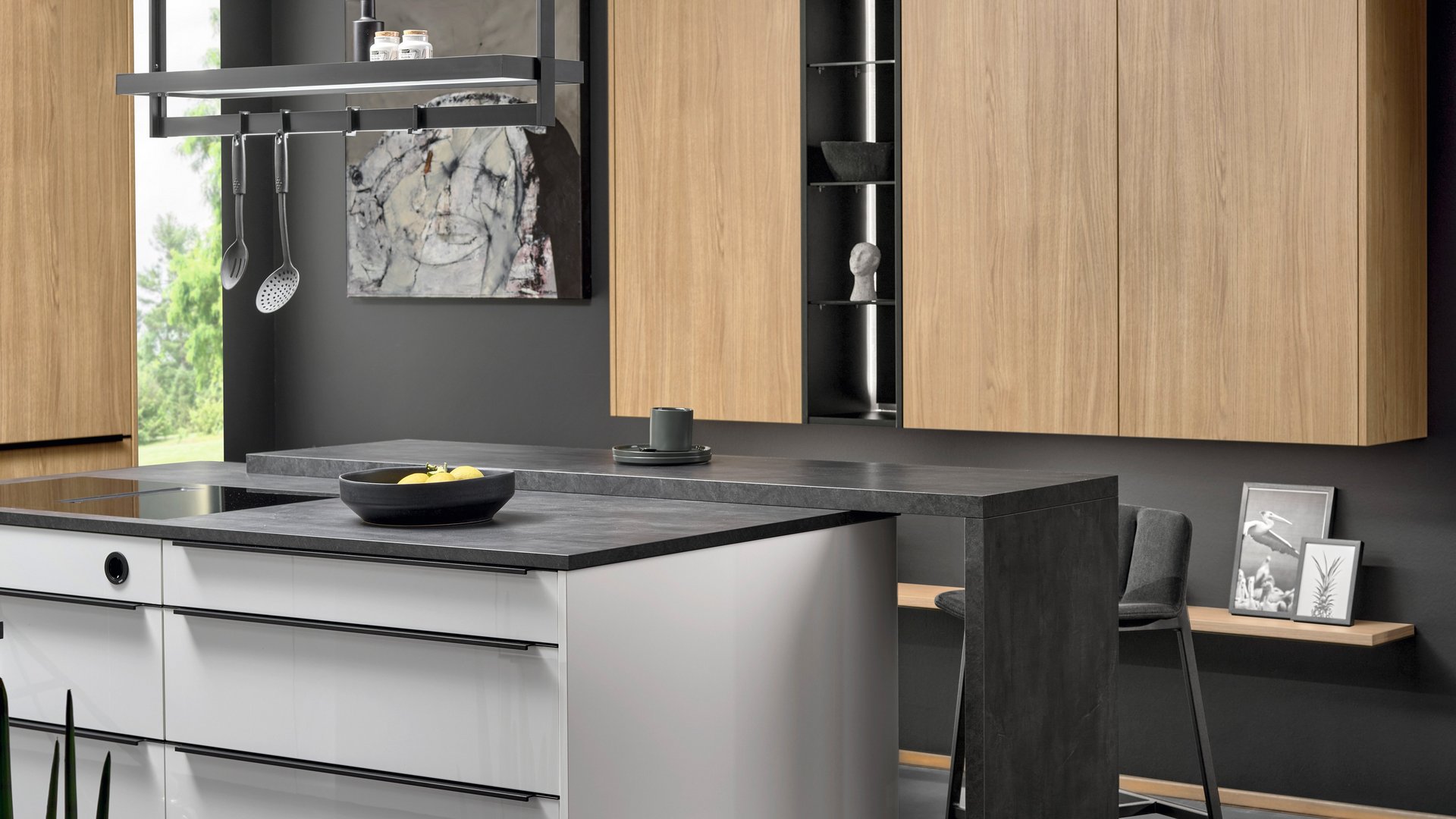 ewe Dura in acrylweiß . eiche cognac Weiße Hochglanz-Kücheninsel, dahinter Oberschränke aus hellem Holz