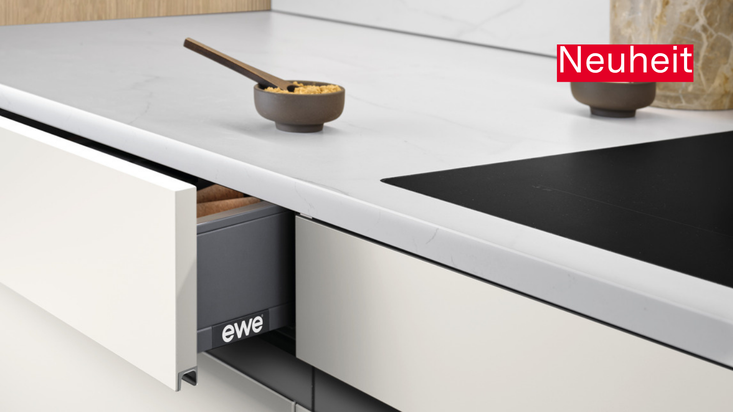 ewe GL30 in Aluminium edelstahlfarbig eloxiert gezeigt an ewe Nuova . ewe Sintesa in weiß . eiche hell, geöffnete Schublade Geöffnete Schublade mit GL30 in Aluminium edelstahlfarbig eloxiert.