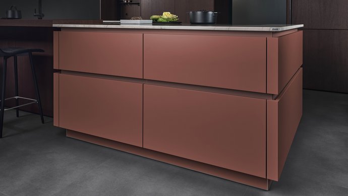 Kücheninsel in der Farbe rusty mit farblich passenden Griffmulden
