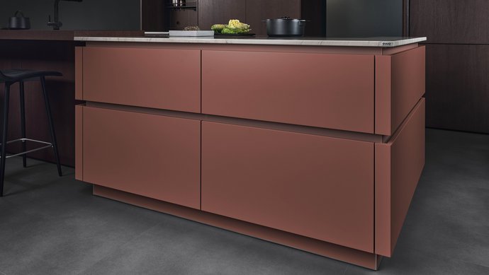 Kücheninsel in der Farbe rusty mit farblich passenden Griffmulden
