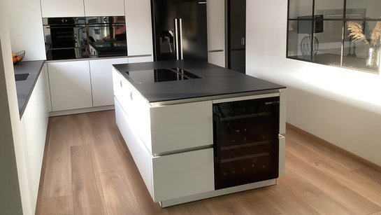Weinkühlschrank elegant in die Insel integriert.