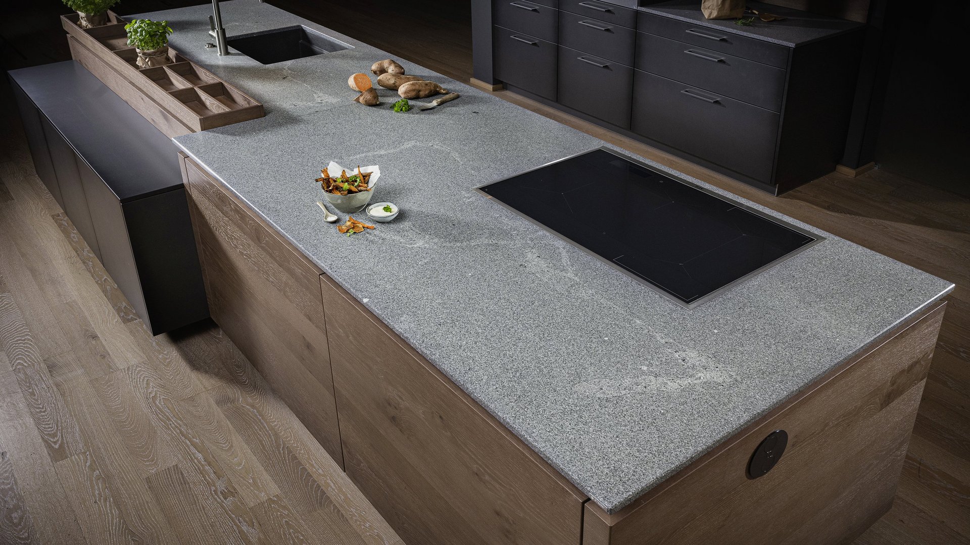 ewe Sternwald/Eisenfels in carameleiche/eisen, Kücheninsel mit Steinarbeitsplatte Kücheninsel in carameleiche mit Steinarbeitsplatte und Herdplatte