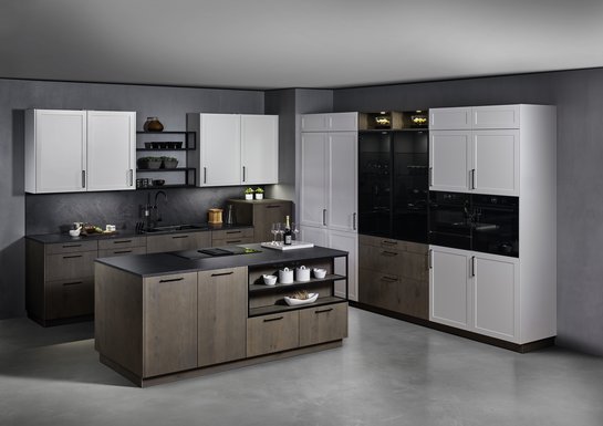 Holz-Inselküche mit Fronten in steineiche und Rahmenfronten in weiß