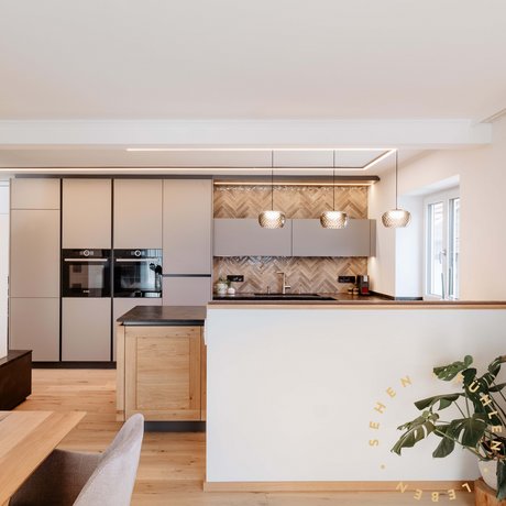 In die hintere Hochschrankzeile wurden die Elektrogeräte intelligent hochgestellt eingebaut.