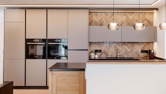 In die hintere Hochschrankzeile wurden die Elektrogeräte intelligent hochgestellt eingebaut.