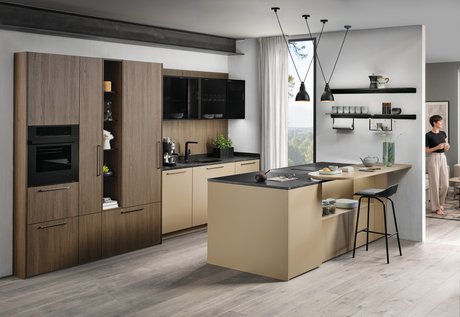 Caramelfarbige Inselküche mit Hochschränken aus dunklem Holz