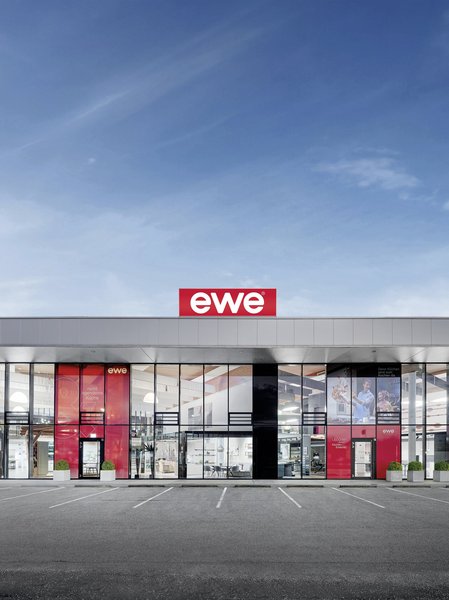 ewe Küchenschauraum | Österreichs größter Schauraum für Küchen Außenansicht vom ewe Küchenschauraum in Pasching