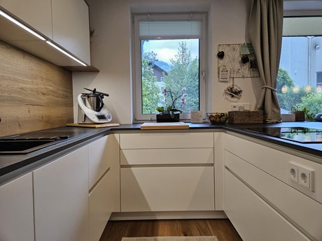 Bei dieser modernen U-Küche wurden Steckdosen integriert.