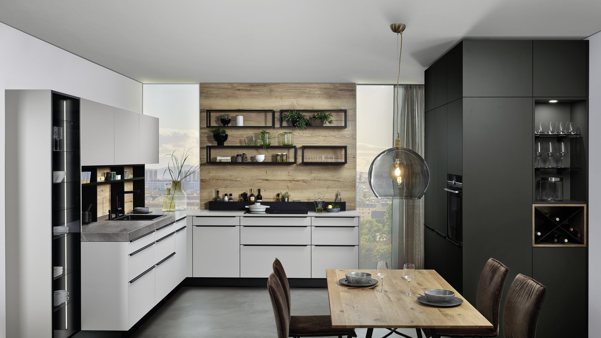 ewe nanoo® in kieselgrau . granitgrau . wildeiche, gerade Hauptansicht L-förmige Küche in kieselgrau und Hochschränken in granitgrau mit heller Holzrückwand