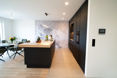 Deckenhohe Hochschränke bieten viel Stauraum.