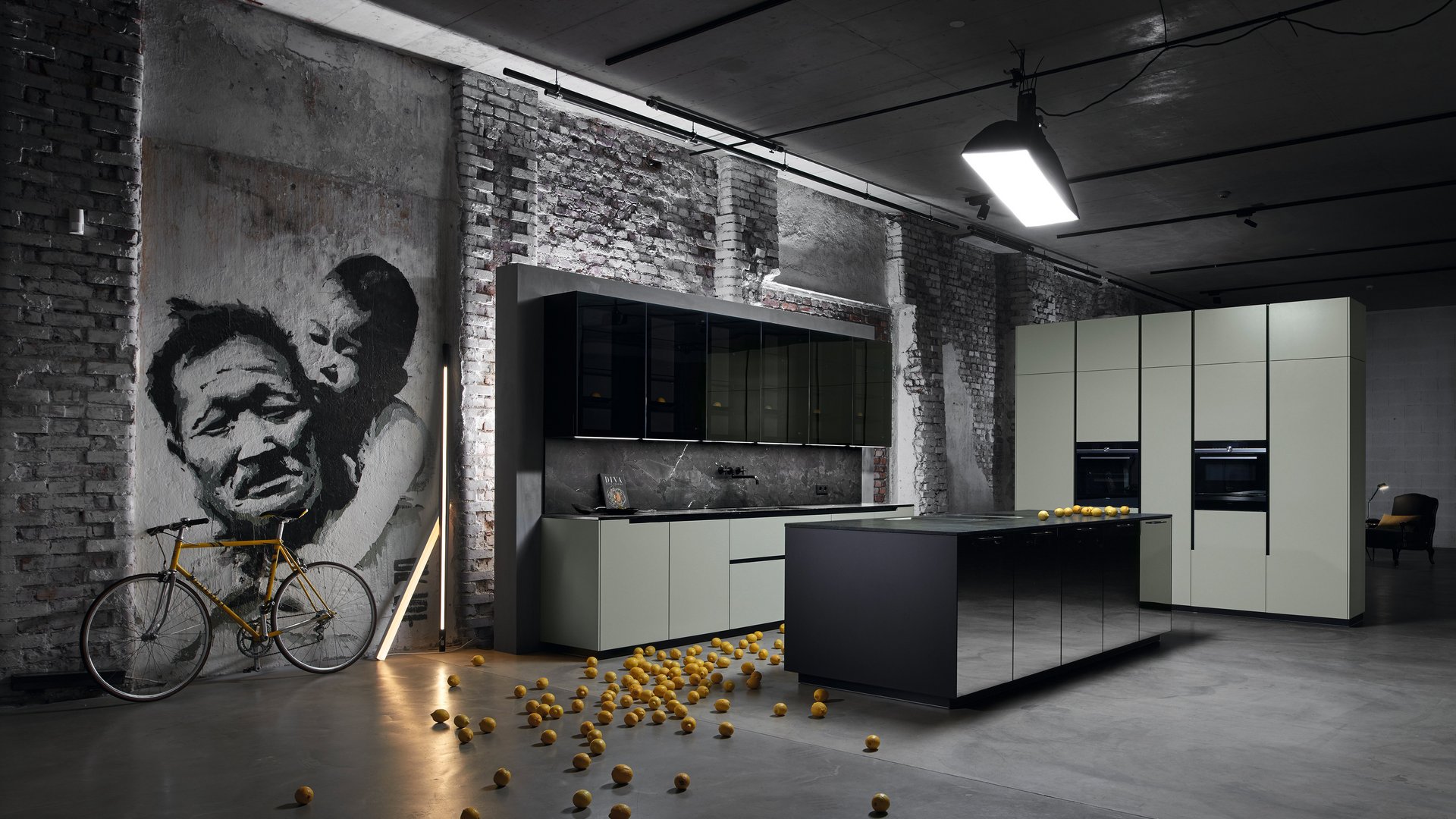 ewe Reflekto in stopsol grau . matcha latte Küche mit verspiegelter Front auf der Kücheninsel, kombiniert mit Fronten in matcha latte