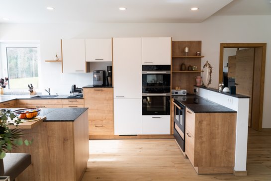 Großzügige Küche mit Sitzbank und über 7 m² Arbeitsfläche.