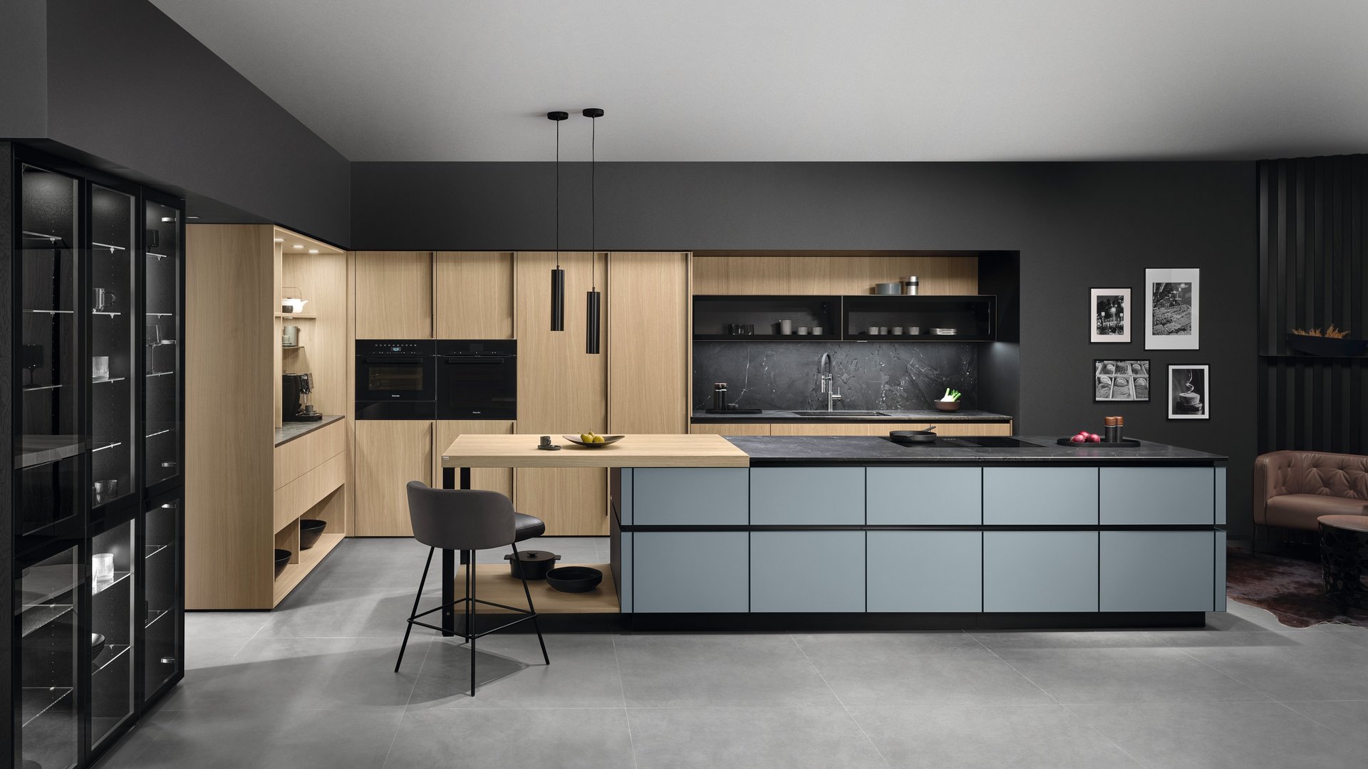 ewe Reflekto in orion . eiche natur nordic Graue Kücheninsel vor Hochschränken aus heller Eiche