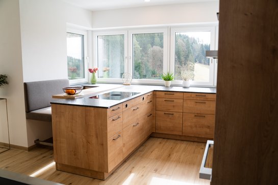 Steinarbeitsplatte in Silver Pearl – elegant und funktional.