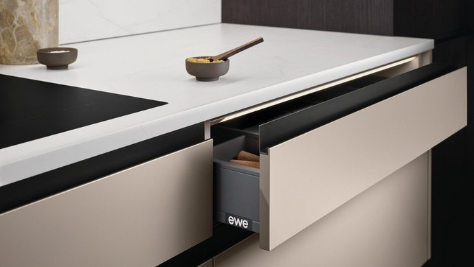 Offene Schublade mit der aufgesetzten Griffleiste GL30.