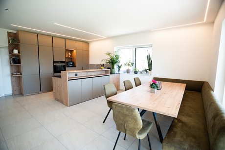 Esstisch im passenden Design zur Küche.