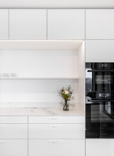 Beleuchtete Nische in weißer Küche