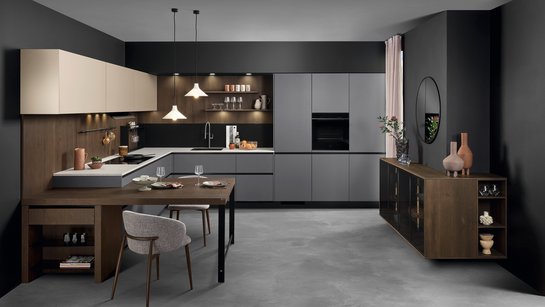ewe nanoo® in carbon metallic . sahara metallic Graue L-förmige Küche mit sandfarbenen Oberschränken und Anbau-Esstisch