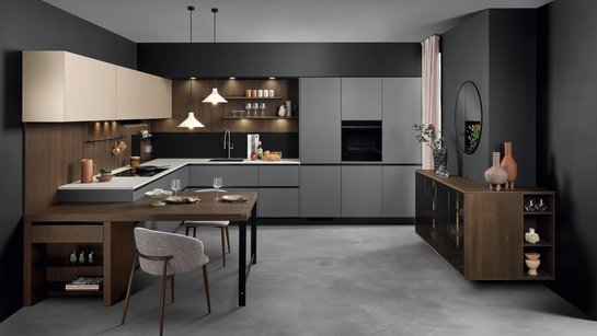 ewe nanoo® in carbon metallic . sahara metallic Graue L-förmige Küche mit sandfarbenen Oberschränken und Anbau-Esstisch