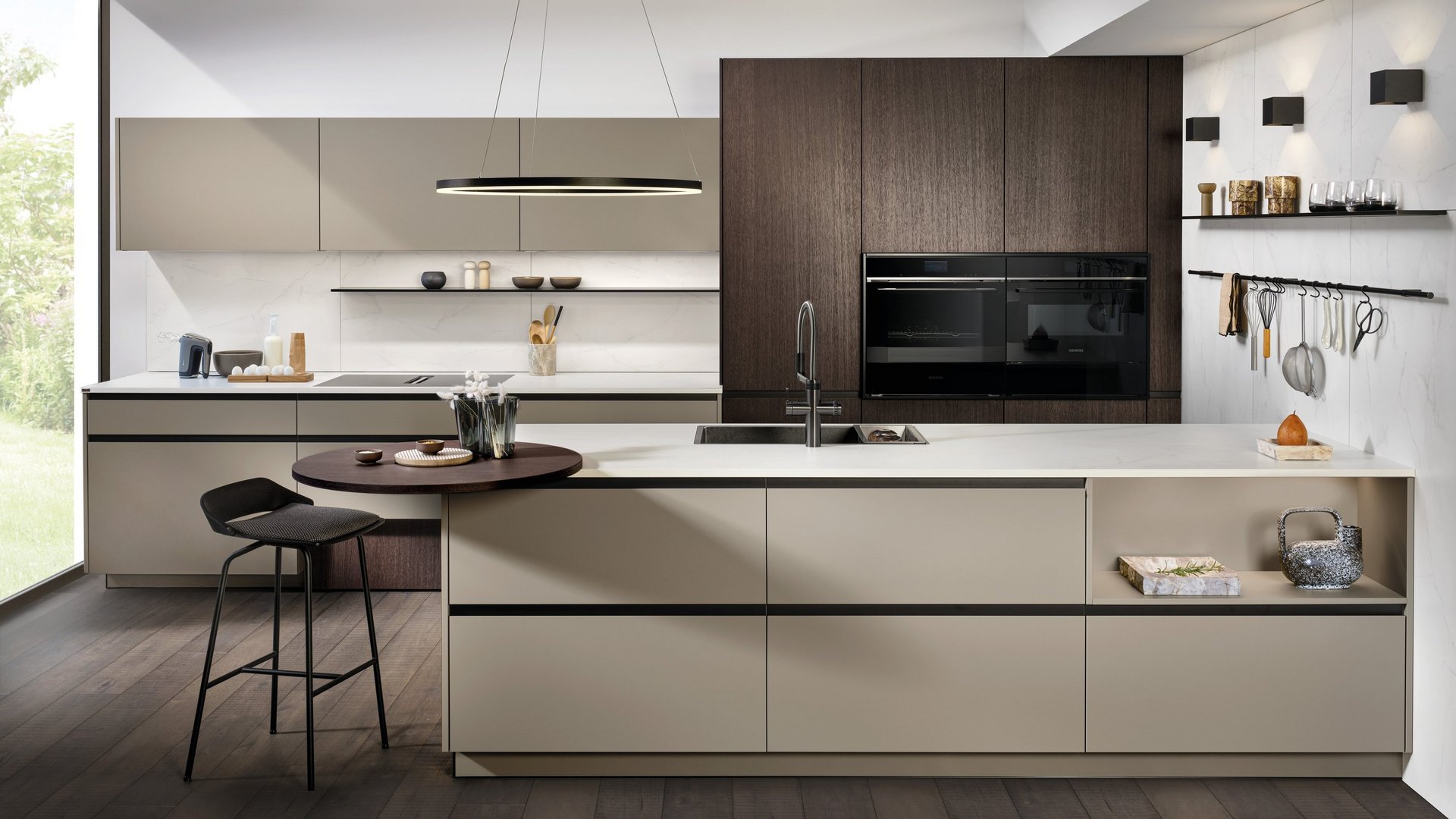 ewe GL30 in schwarz eloxiert gezeigt an ewe nanoo® . ewe Nordic in lehmbraun . eiche dunkel nordic, gerade Hauptansicht Moderne Küche in lehmbraun und dunkler Holznachbildung mit Kochinsel.