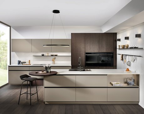 Moderne Küche in lehmbraun und dunkler Holznachbildung mit Kochinsel.