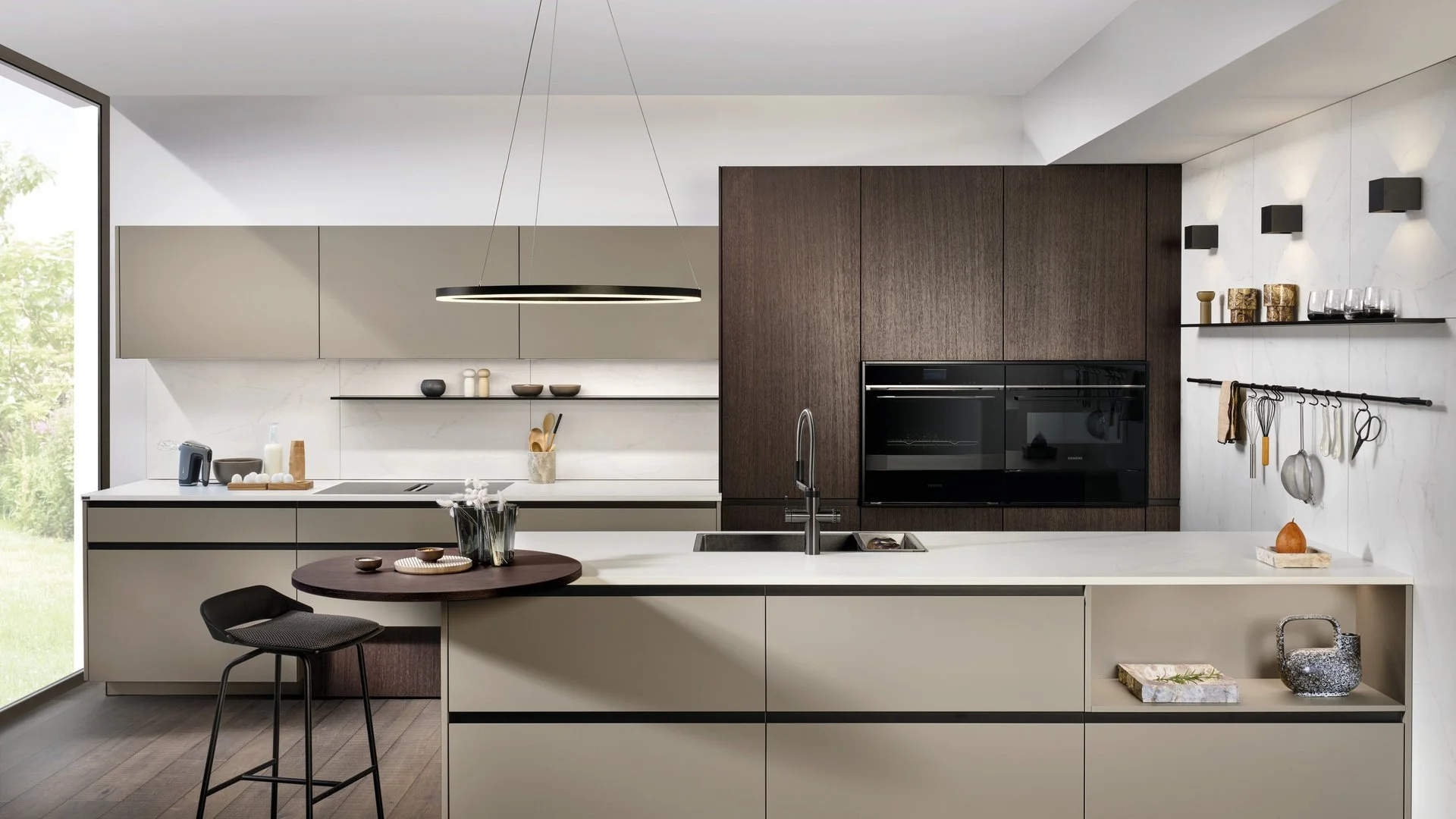 ewe GL30 in schwarz eloxiert gezeigt an ewe nanoo® . ewe Nordic in lehmbraun . eiche dunkel nordic, gerade Hauptansicht Moderne Küche in lehmbraun und dunkler Holznachbildung mit Kochinsel.