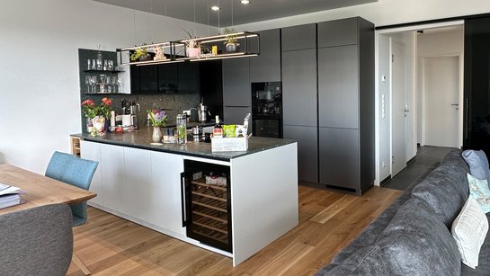 Hochgestellte Elektrogeräte ermöglichen eine bequeme Nutzung ohne Bücken.