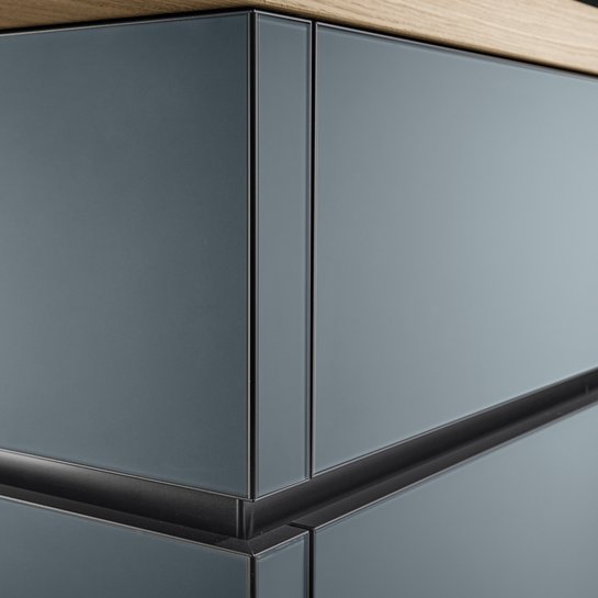 Detailansicht der Ecke einer grauen Kücheninsel