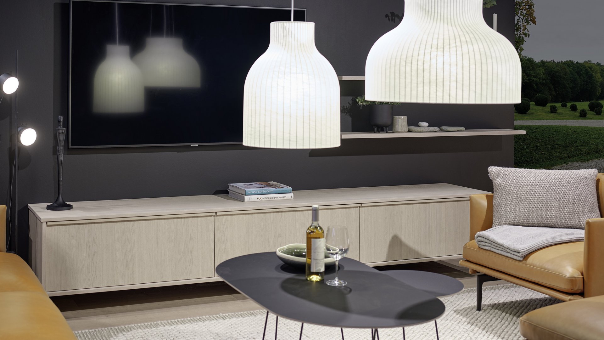 ewe Nordic in eiche weiß, Sideboard Wohnzimmer mit gelben Möbeln, schwarzem Couchtisch und Sideboard in heller eiche