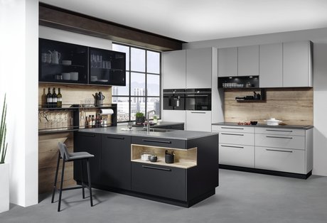 L-förmige Küche mit Hoch- und Oberschränken in felsgrau und schwarzer Insel