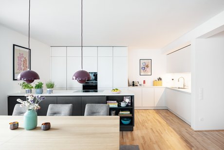 Die Hochschränke wurden deckenhoch verbaut.