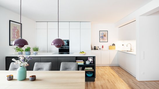 Die Hochschränke wurden deckenhoch verbaut.