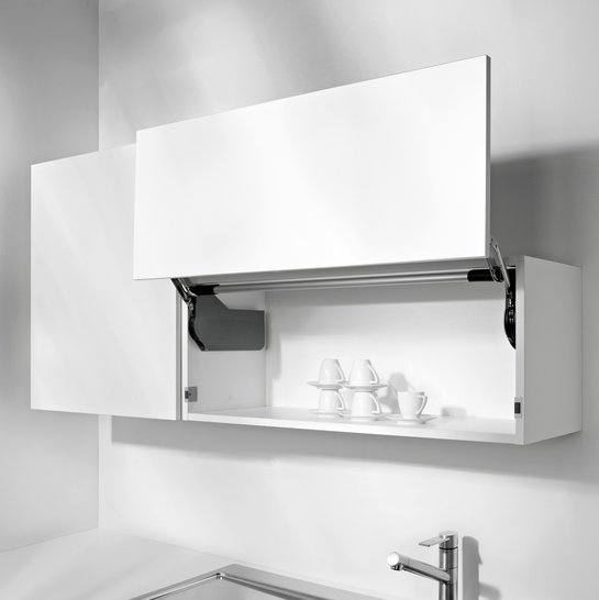 Weißer Küchenoberschrank mit einer hochgeschwenkten Front