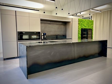 Die Arbeitsplatte reicht bis an die linke und rechte Seitenwand der Kücheninsel.