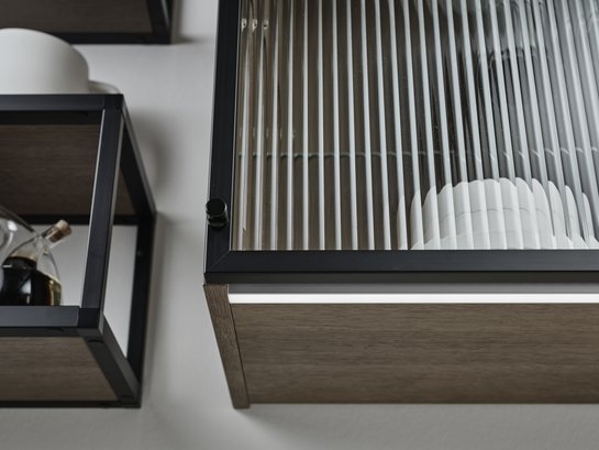 Ansicht eines Oberschranks von unten mit gewellter Glasfront im Design Flute