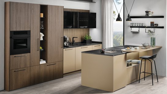 Caramelfarbige Inselküche mit Hochschränken aus dunklem Holz