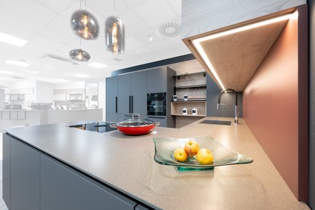 In die Oberschränke aus kastanie wurde eine LED-Lichtleiste integriert.