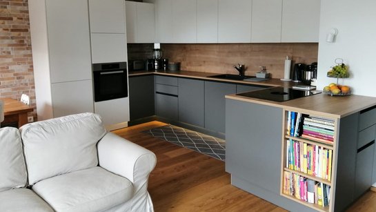 Kompakte graue Küchenzeile mit Hochschränken ums Eck in weiß