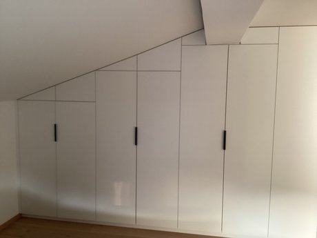 Wandschränke in steinweiß setzen das Küchendesign dezent im Nebenraum fort.